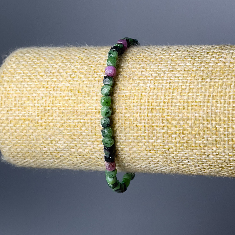 Náramek zozit, přírodní kámen, brusované kubíky o průměru 4 mm, délka 18 cm (elastická šňůra)