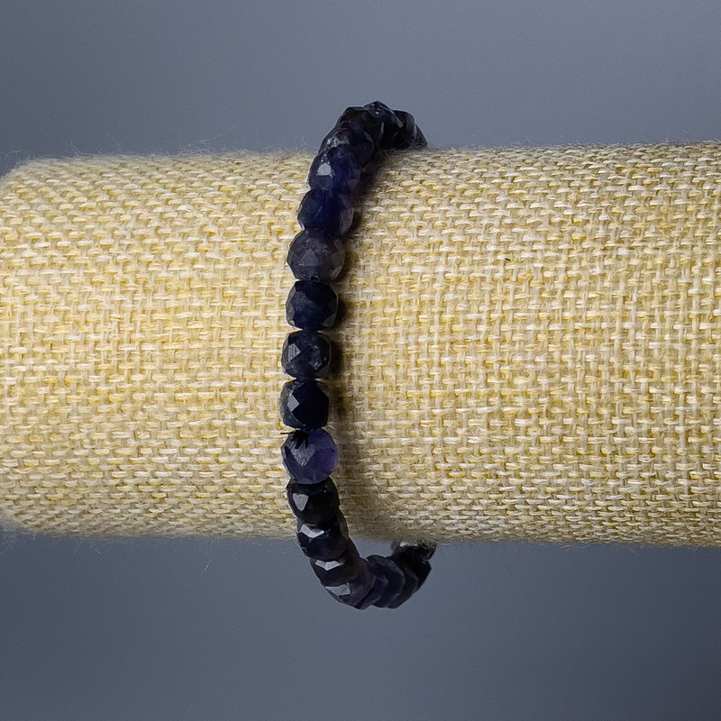 Náramek z iolitu, přírodní kámen, broušené kubické korálky, průměr 6 mm, délka 18 cm (elastický)