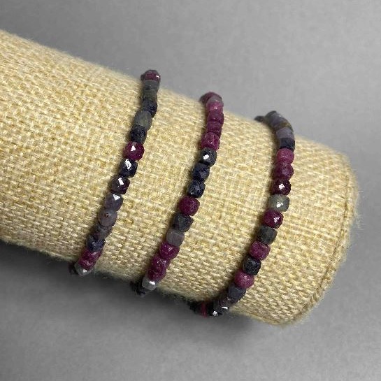 Náramek ze safíru a rubínu, facettované kubíky, průměr cca 4,5 mm, délka 18 cm (elastický)