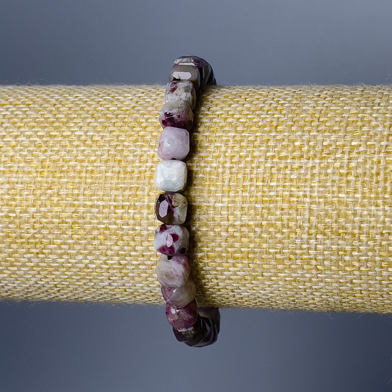 Náramek z turmalínu, přírodní kámen, broušené kubické korálky, průměr 7 mm, délka 18 cm (elastický)