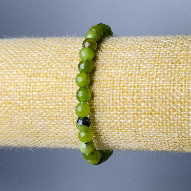 Náramek z kanadského jadeitu – přírodní kámen, hladké kuličky, průměr 6,5 mm, délka 18 cm (elastický)