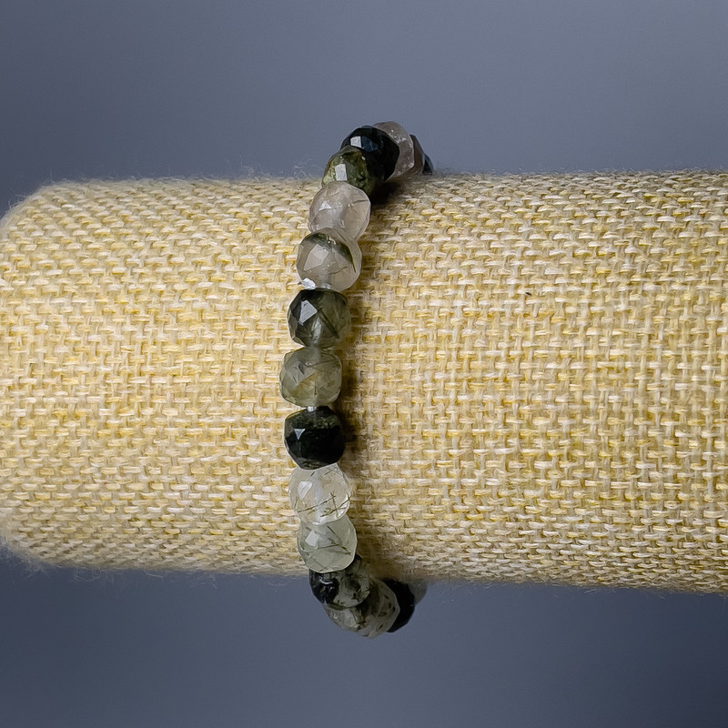 Náramek z rutilového křemene vlaseného, přírodní kámen, facettované kubické korálky, průměr cca 7 mm, délka 18 cm (elastický)