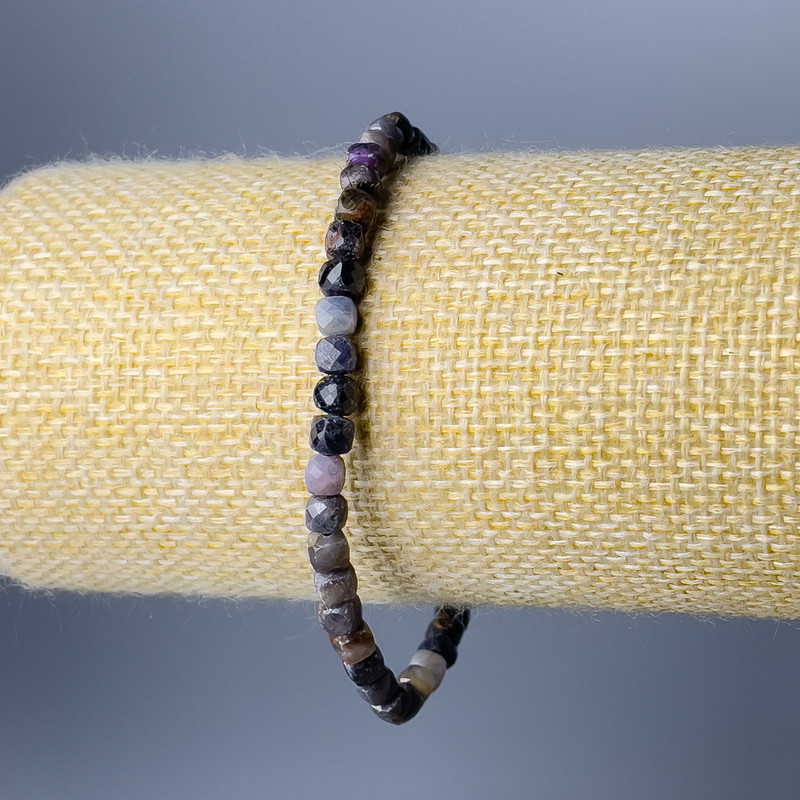 Náramek ze safíru z přírodního kamene, hranovaný kubík, průměr 4,5 mm, délka 18 cm (elastický)