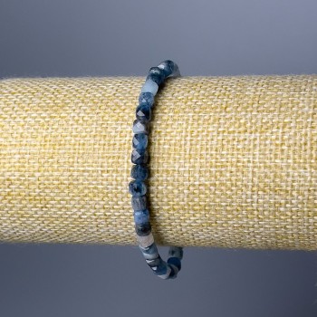 Náramek z kianitu, přírodní kámen, brusované kubíky, průměr 4–5 mm, délka 18 cm (elastický)