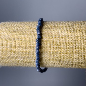 Náramek z houbovitého korálu – broušené kubické korálky, průměr 4 mm ±, délka 18 cm (elastický)