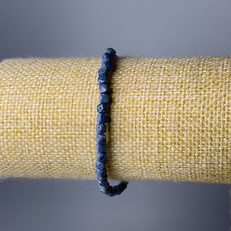 Náramek z houbovitého korálu – broušené kubické korálky, průměr 4 mm ±, délka 18 cm (elastický)
