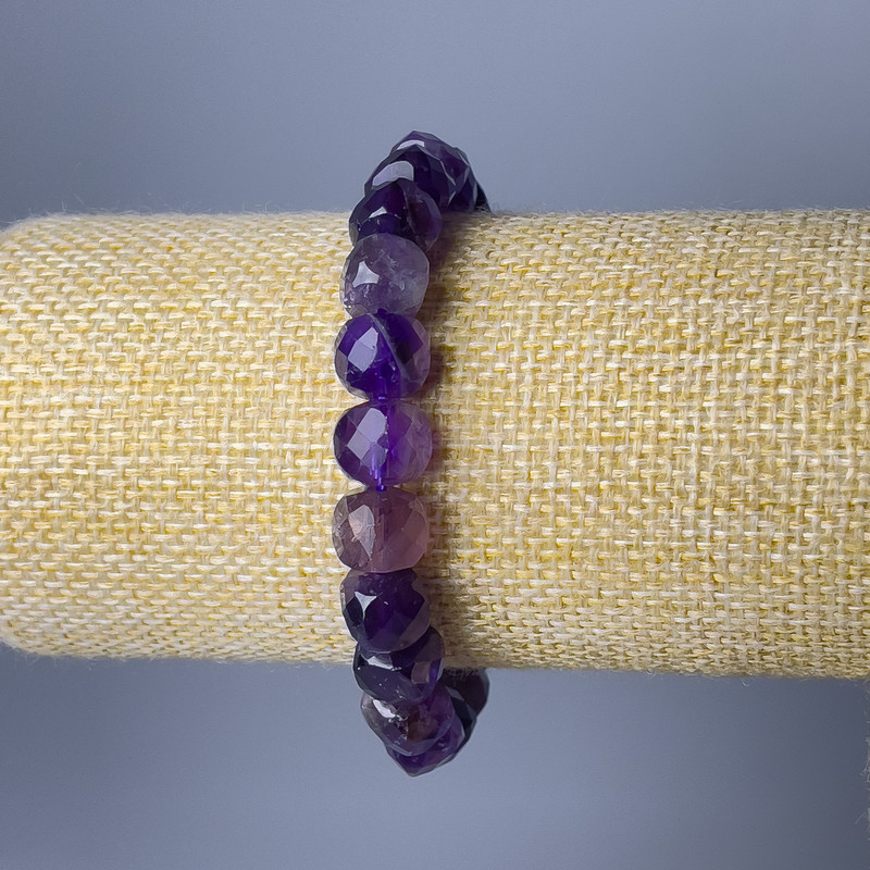 Náramek z ametystu, přírodní kámen, broušené kubické korálky, průměr 9 mm, délka 18 cm (elastický)