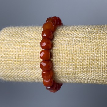 Náramek z karneolu – broušené kubické korálky, průměr kamenů cca 8,5 mm, délka 18 cm (na pružnou gumičku)