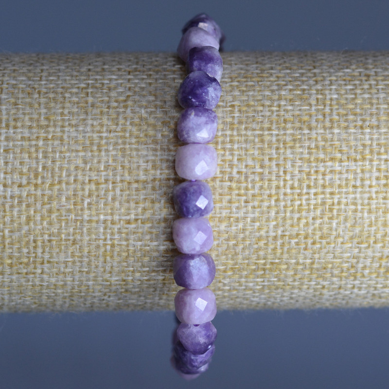 Náramek z lepidolitu – přírodní kámen, broušené kubíky, průměr 7 mm, délka 18 cm (elastický)
