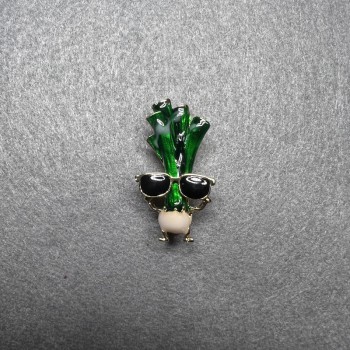 Brož Celer v brýlích – zelený, černý a bílý smalt, zlatý kov 18×32 mm