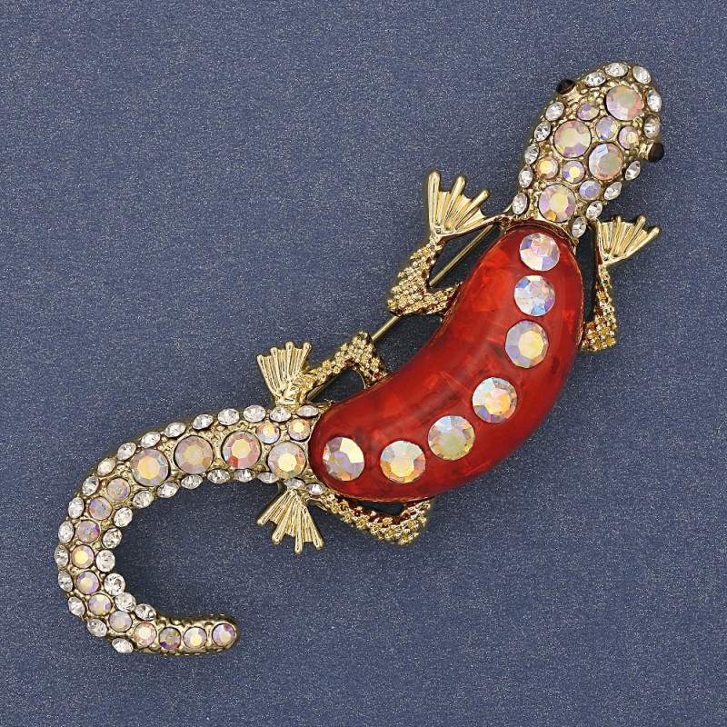 Brož Ještěrka s červeným akváriovým efektem, bílé a růžové štrasové kamínky, zlatý kov 24×71 mm