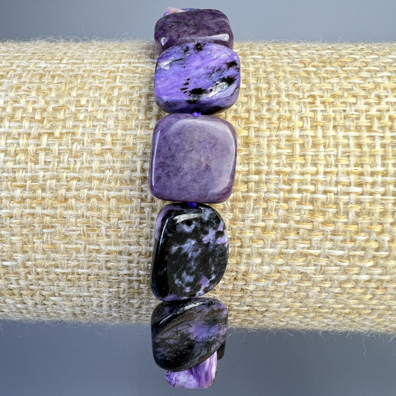 Náramek z čaroitu, přírodní kámen, velké facetované korálky, průměr 11×13 mm, délka cca 18 cm (elastický)