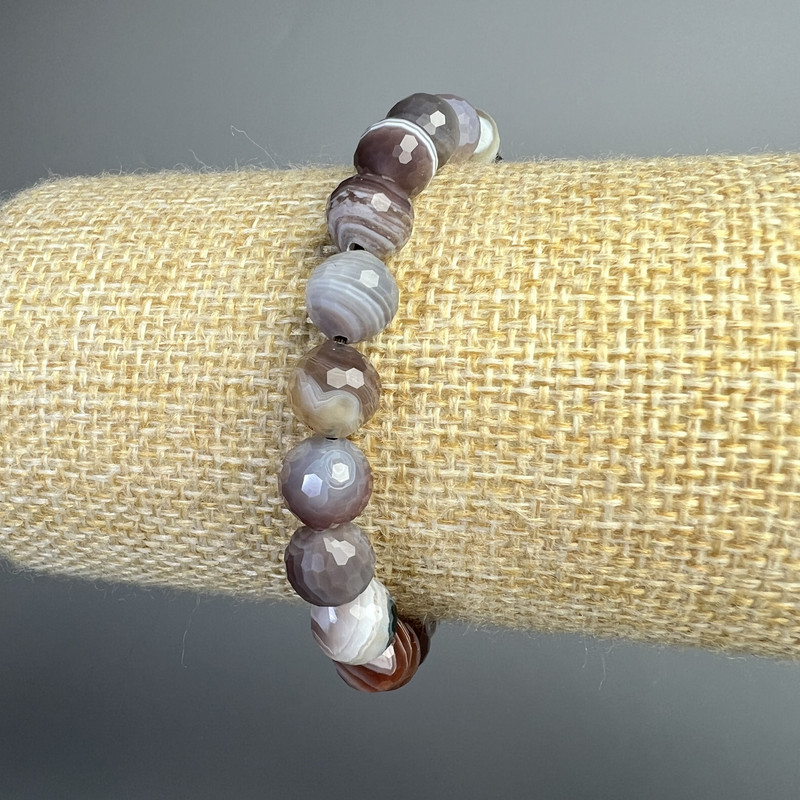 Náramek z botsvanského agátu, broušené korálky o průměru cca 8 mm, délka cca 18 cm (elastický)