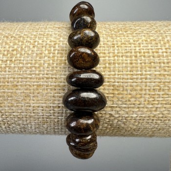 Náramek z bronzitu, přírodní kámen, velká facetovaná korálka, průměr cca 10×5 mm, délka cca 18 cm (na elastické gumičce)