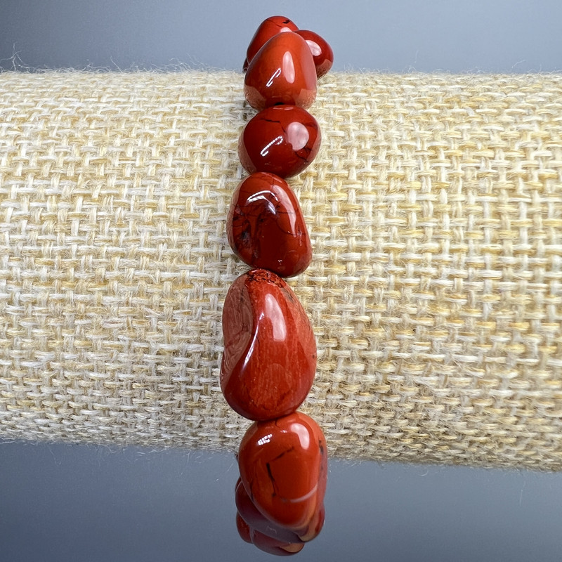 Náramek z červeného jaspisu, brusované korálky, průměr 9×11 mm ±, délka 18 cm ± (elastický)