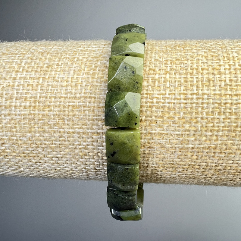 Náramek jadeitu kanadského, přírodní kámen, brusovaný obdélník, rozměry 9×10×5 mm, délka 18 cm ± (elastický)