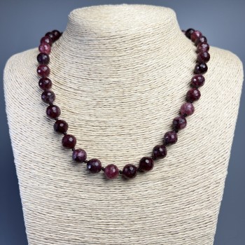 Náhrdelník z rubelitu turmalínu, přírodní kámen, brusované kuličky, průměr 10 mm, délka 50 cm
