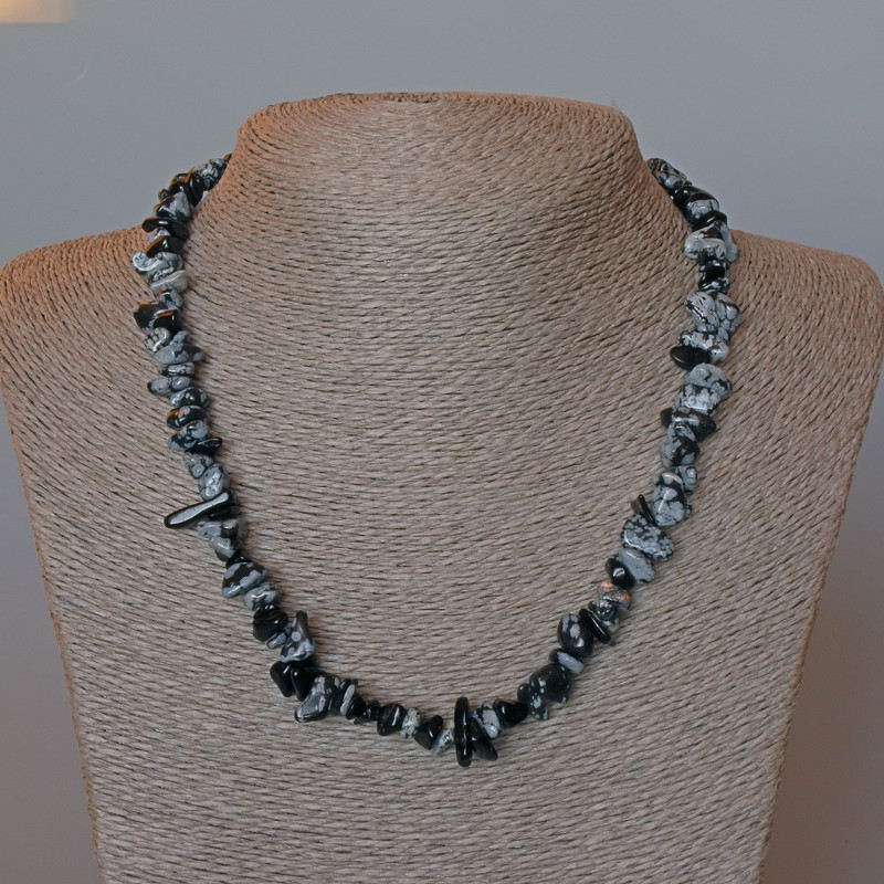 Náhrdelník Sněžný obsidián, přírodní kámen, drobné kuličky, průměr 9×4 mm ±, délka 47 cm ±