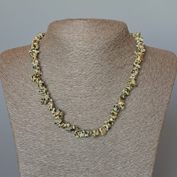 Náhrdelník z jaspisu dalmatinského, jemné kousky přírodního kamene, průměr 9×4 mm ±, délka 46 cm ±