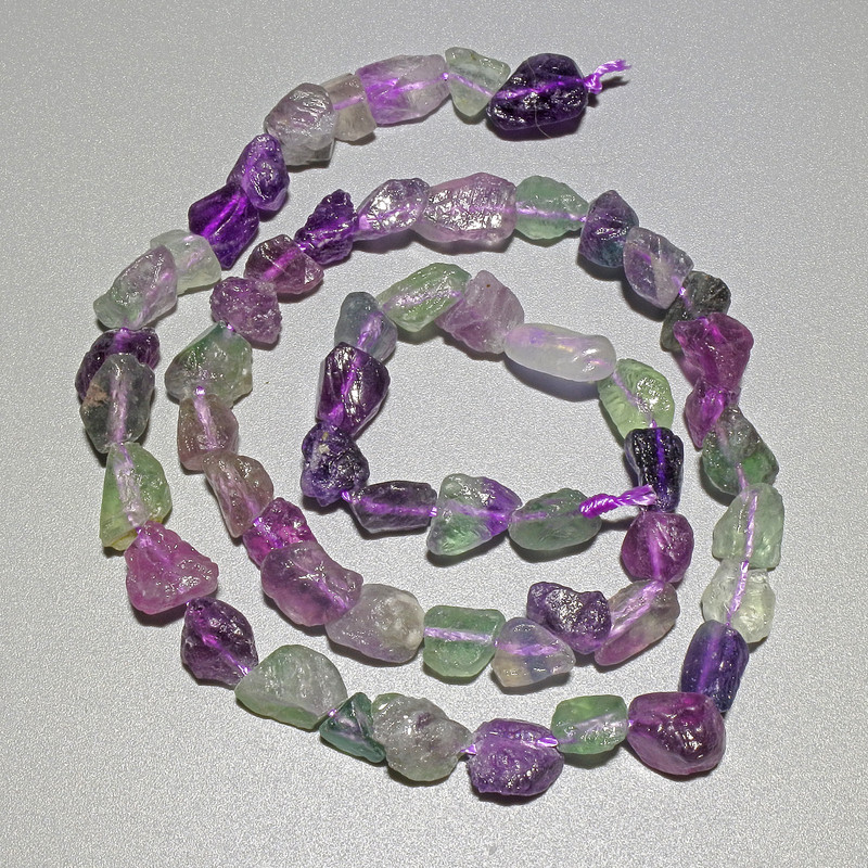 Korálky fluorit, přírodní neopracované, fazetované, průměr 6×8 mm, délka cca 40 cm, na niti