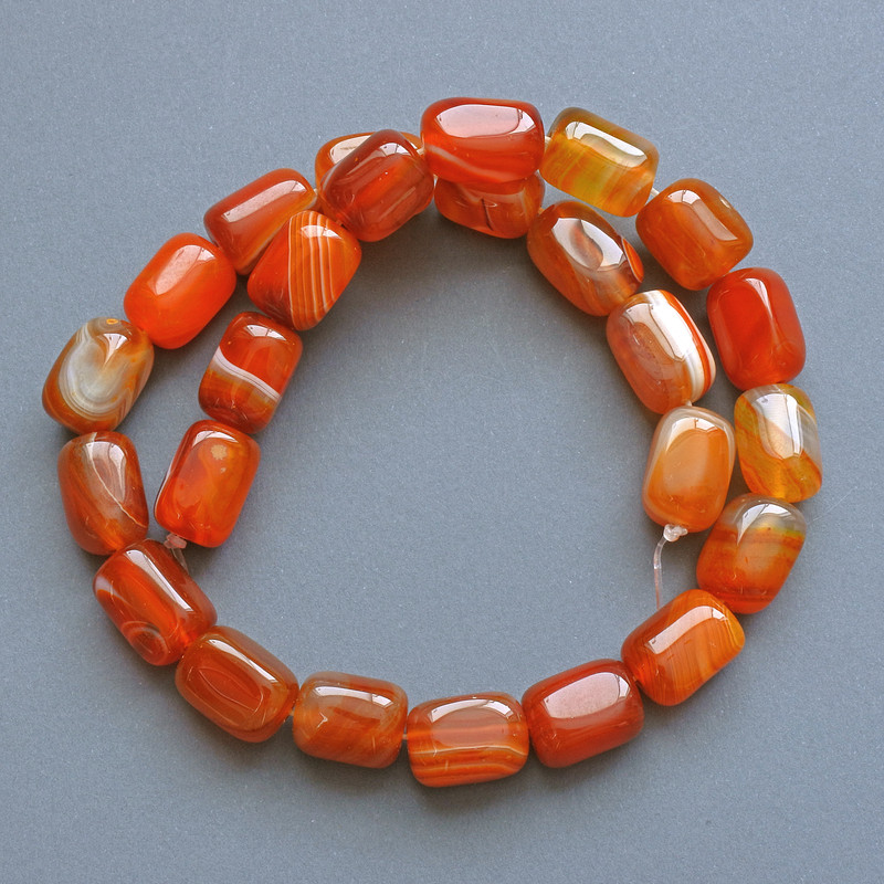 Oranžové agátové hranolkové korálky, rozměr 11×15 mm, délka cca 38 cm na niti