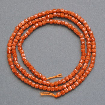 Korálky Aventurín Zlatý písek (syntetické) brusované kubíky, průměr 2 mm, délka 37 cm na niti