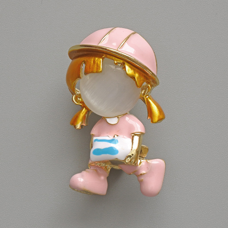 Brožka-přívěšek Dívka s bílým kočičím okem, růžový a bílý smalt, zlatý kov 19×31 mm