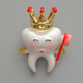 Brožka-přívěšek Zub se korunou, bílý, růžový a zlatavý smalt, zlatý kov 25×32 mm