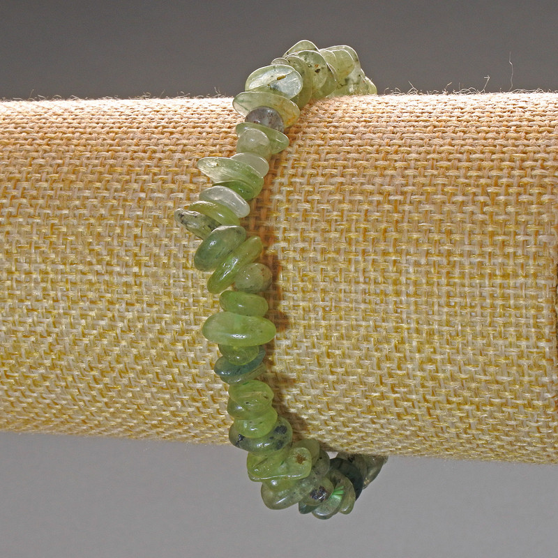 Náramek z prenitu, drobné fragmenty přírodního kamene, průměr 8×3 mm, délka 18 cm (elastický)
