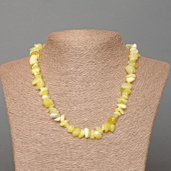 Náhrdelník z jadeitu, drobné kousky, velikost cca 8×3 mm, délka 47 cm