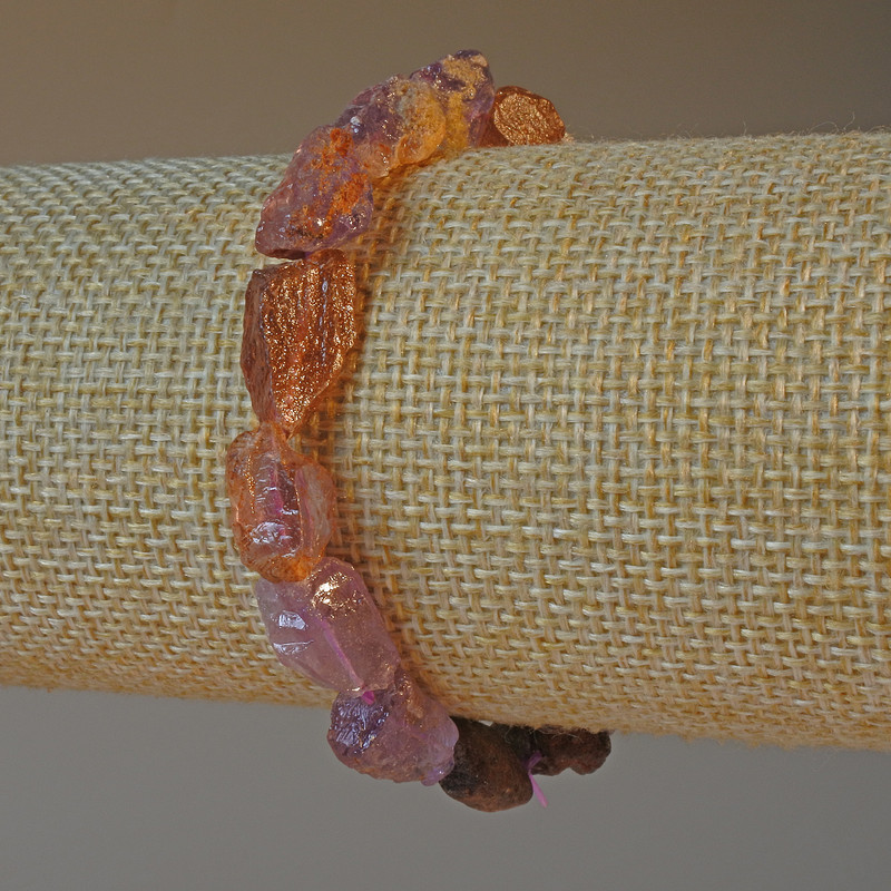 Náramek z ametystu a jahodového křemene, přírodní neopracovaný kámen, brusované korálky, průměr 9×13 mm ±, délka 18 cm ± (elastická šňůra)