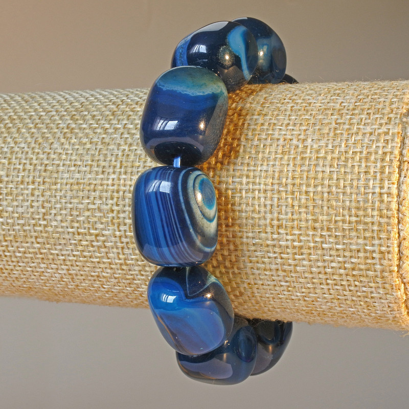 Náramek z modrého achátu, přírodní kámen, hranolový tvar, rozměr 15×19 mm, délka cca 18 cm (elastický)