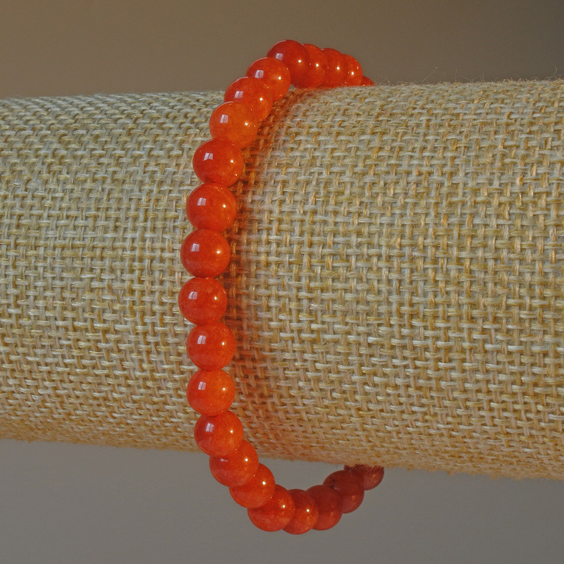 Náramek z červeného jaspisu – hladké korálky, průměr 6 mm, délka 18 cm, elastický