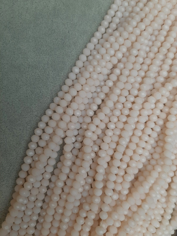 Korálky z Českého křišťálu, světle růžové, briliantně broušené rondelové, průměr 6×5 mm ±, délka 43 mm ±, na niti