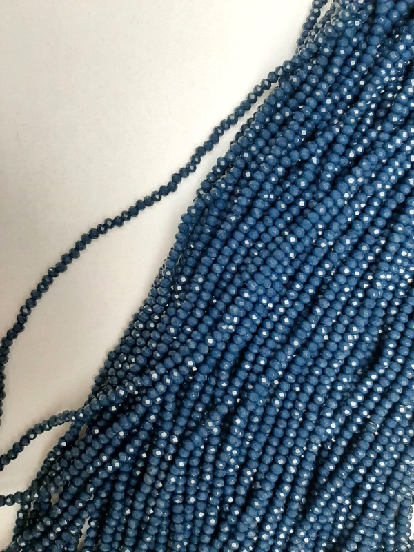 Korálky tmavě azurové z broušeného českého křišťálu, rondelového tvaru, průměr 3 × 2,5 mm, délka 39 mm, na vlascu