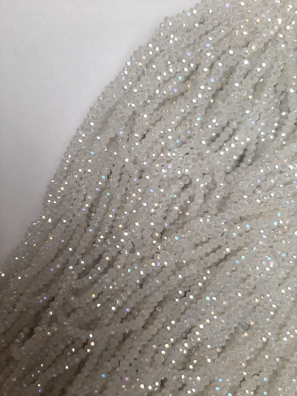 Korálky – Českého křišťálu bílé s odstínem benzínu, brusované rondely, průměr 3×2,5 mm +/- , délka cca 40 cm +/- na šňůrce