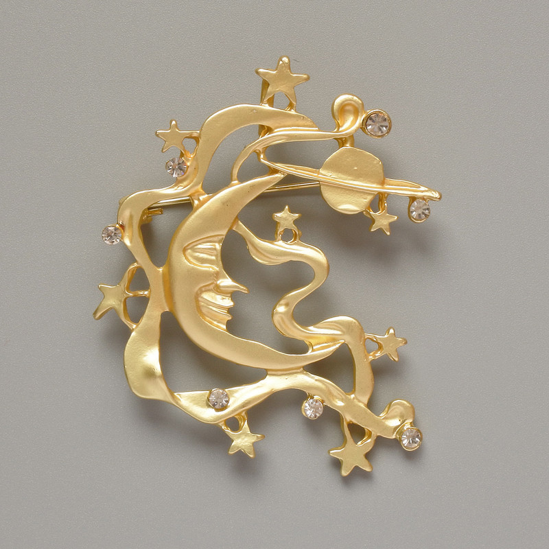 Brožka-přívěsek Měsíc s bílými štrasovými kamínky, matně zlatý kov 43×51 mm