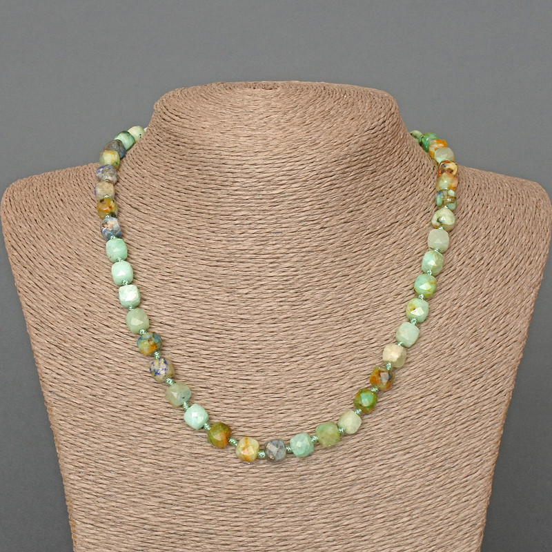 Náhrdelník z chryzokoly a lazuritu, broušené kubické korálky, průměr cca 7 mm, délka 50 cm