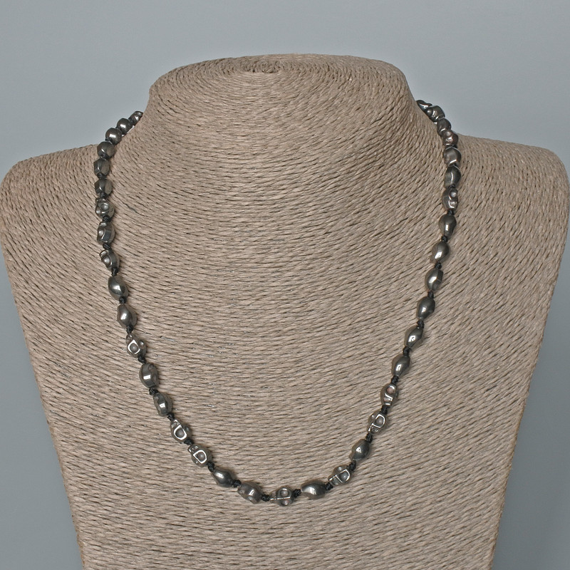 Náhrdelník z hematitu – lebka, průměr 6×8×6 mm, délka 48 cm