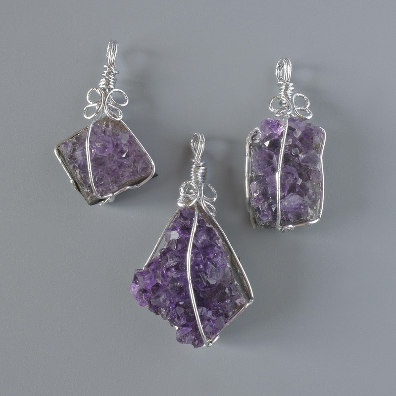 Přívěsek z ametistové drúzy geody, přírodní kámen ve stříbrném provedení, rozměry 16×38 mm až 28×44 mm+