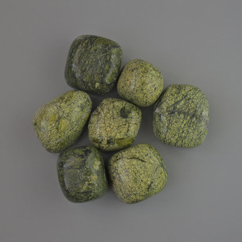 Suvenýrový přírodní kámen serpentinit leštěný, průměr 22×20 mm (+/-), balení 100 g