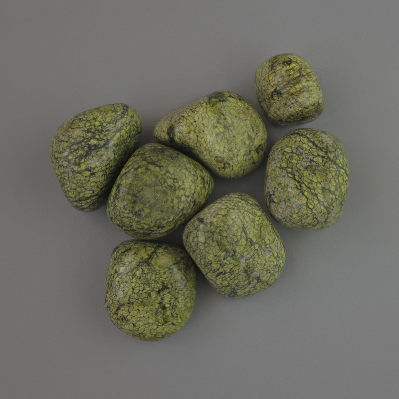 Suvenýrový přírodní kámen serpentinit – galetový tvar, průměr 19×17 mm (+/−), balení 100 g