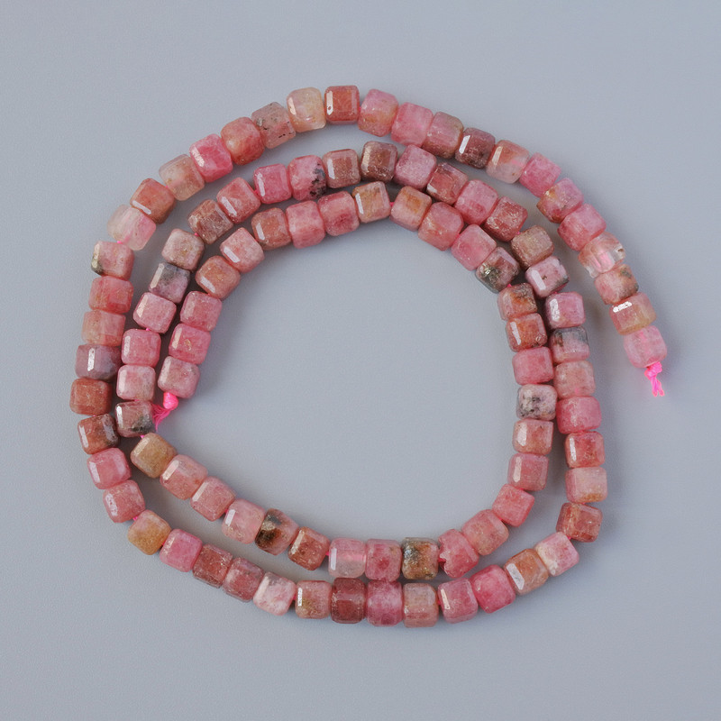 Korálky z rodonitu, přírodní kámen, broušené kostky, průměr 4 mm, délka cca 39 cm na niti