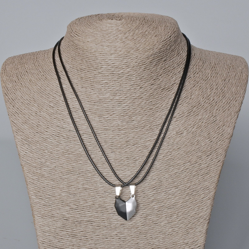 Párové přívěsky «Srdce» na magnetu, černá a šedá matně smaltovaná, rozměry 20,5×17,5 mm, + -, délka 45–50 cm