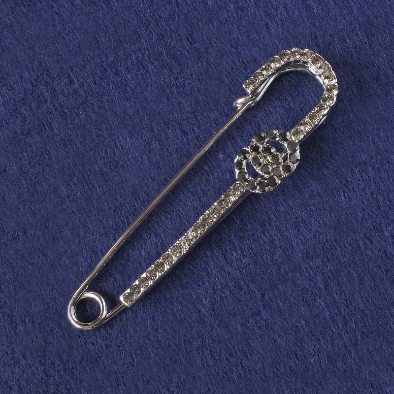 Brož-špendlík s černými štrasami, stříbrný kov 71×16 mm+