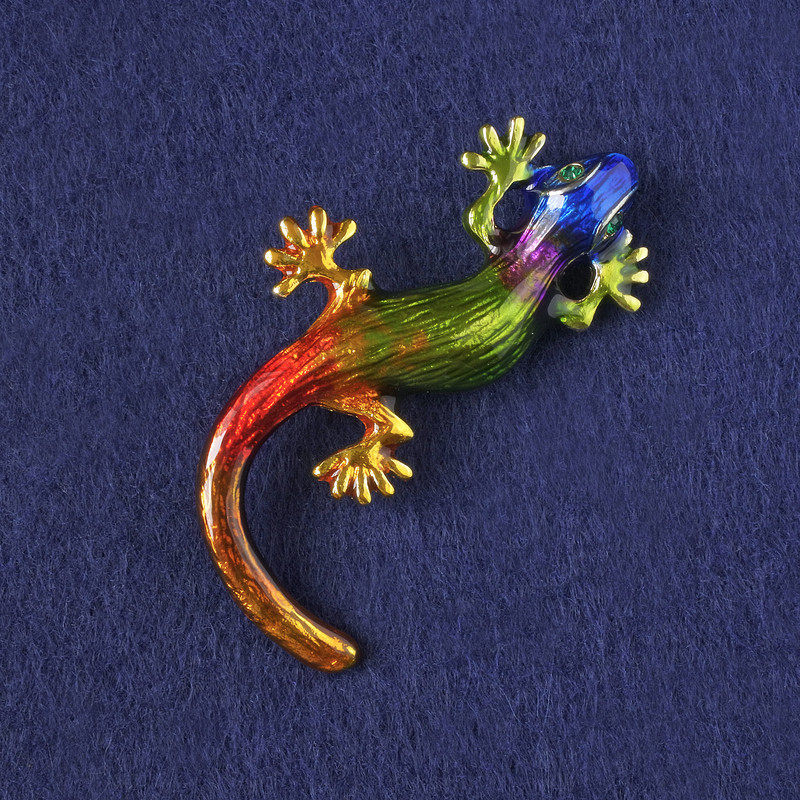 Brožka-přívěšek ještěrka s vícebarevným smaltem a zelenými štrasovými kameny, zlatý kov 56×28 mm+