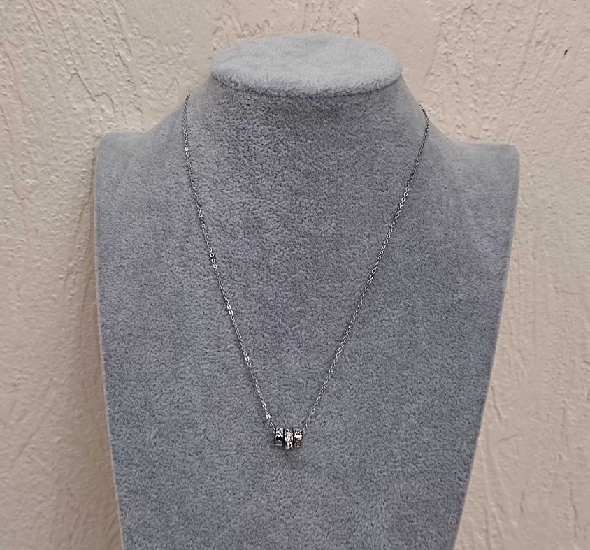 Přívěsek s třemi kroužky, průměr 7 mm, délka 41–45 cm, tloušťka 1,35 mm, stříbrný kov