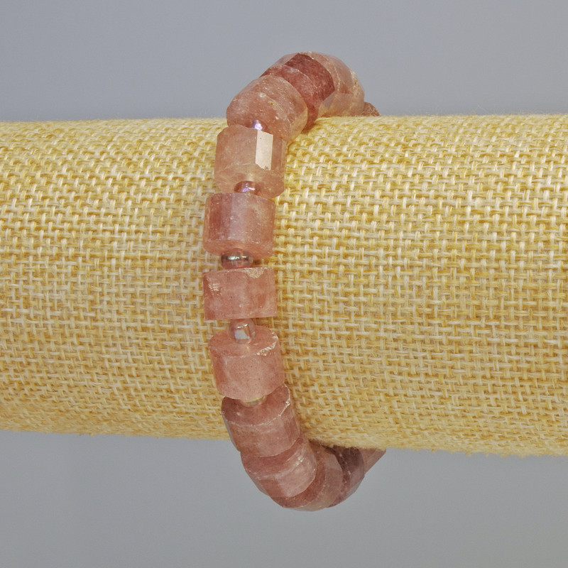 Náramek z jahodového křemene – brusované placičky o rozměrech cca 11×7 mm, délka cca 18 cm, s korálkami