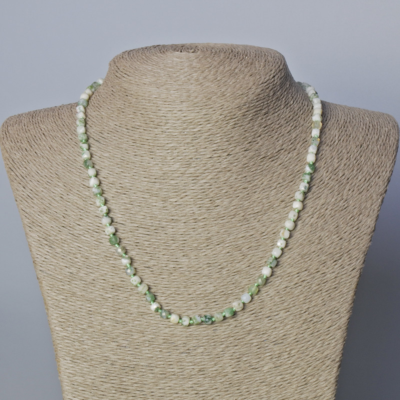 Náhrdelník z mechového achátu, přírodní kámen, broušené kubické korálky, průměr 4 mm, délka 45–48 cm