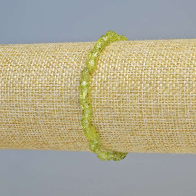 Náramek z hrizolitu, facettované korálky, průměr 5×6 mm ± (na elastické gumičce), délka 18 cm+